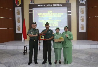 Dandim 0803/Madiun Letkol Inf Meina Helmi bersama prajuritnya purna tugas, Senin (2/10)