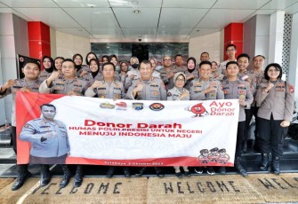 Baksos donor darah HUT Humas Polri Ke-72 di Surabaya, Senin (2/10)