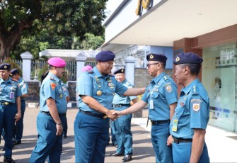 Danlantamal V Laksamana Pertama TNI Eko Wahjono saat memberikan ucapan selamat kenaikan pangkat prajuritnya, Selasa (3/10)