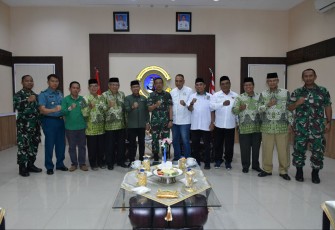 Foto Danlantamal VI bersama Pengurus Masyarakat Cinta Masjid dan NU Sulsel, Selasa (3/10)