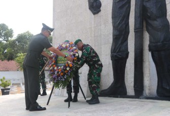 Dandim 0807/Tulungagung Letkol Czi Nooris Agus Rinanto saat ziarah di TMP Tulungagung, Rabu (4/10)