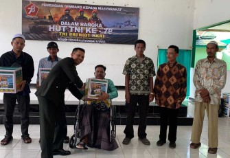 Pasiops Kodim 1001/HSU-BLG Kapten Arm Supiandi saat menyerahkan bantuan paket sembako, Kamis (5/10)