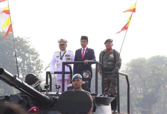 Pangdivif 3 Kostrad Mayjen TNI Choirul Anam saat menemani Presiden Joko Widodo inspeksi pasukan dalam peringatan HUT Ke-78 TNI di Jakarta, Kamis (5/10)