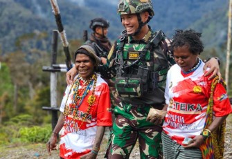 Kaos Koteka Sa Papua Sa Indonesia Satgas Yonif PR 330/Tri Dharma, Senin (9/10)