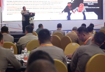 Kapolda Jatim Irjen Pol Dr Toni Harmanto saat memberikan pemaparan, Selasa (10/10) 