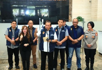 Ketua satgas Anti mafia bola Irjen Pol Asep Edi Suheri saat memberikan keterangan pers di Jakarta, Kamis (12/10)