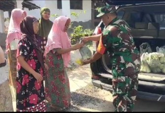 Pendistribusian bantuan bagi masyarakat yang kurang mampu di wilayah desa binaan 