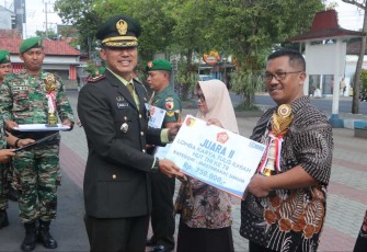 Dandim 0807/Tulungagung Letkol Czi Nooris Agus Rinanto saat memberikan hadiah lomba, Jum'at (13/10)