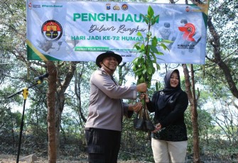 Kabid Humas Polda Jatim Kombes Dirmanto saat penanaman bibit mangrove di Surabaya, Jum'at, (13/10)