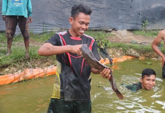 Prada Andi Fajrul saat menangkap monster Afrika di perairan Mamba, Kabupaten Intan Jaya, Kamis (12/10)