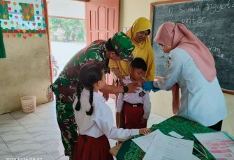 Imunisasi anak sekolah di wilayah desa binaan 