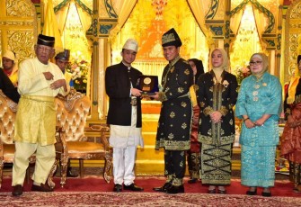 Kasal Laksamana TNI Muhammad Ali saat menerima anugerah gelar kehormatan Kesultanan Deli, Medan, Senin (16/10)