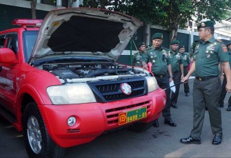 Pangkostrad Letjen TNI Maruli Simanjuntak saat penyerahan kendaraan dinas, Senin (16/10)
