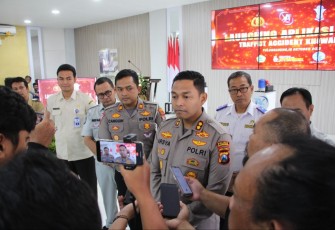 Kapolres Tulungagung AKBP Teuku Arsya Khadafi saat konferensi pers usai launching Aplikasi TAK, Senin (16/10)