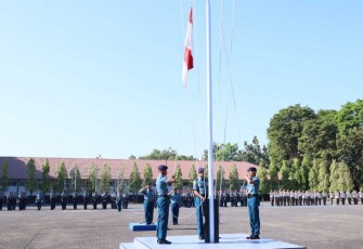 Upacara Bendera 17-an Prajurit Lantamal VI Makassar 