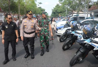 Dandim 0807/Tulungagung Letkol Czi Nooris Agus Rinanto saat pengecekan pasukan operasi Mantap Brata Semeru 