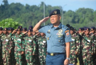 Kepala Staf Koarmada III Laksamana Pertama Singgih Sugiarto saat pimpin upacara bendera 17-an, Selasa (17/10)