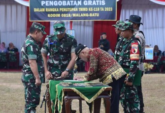 Kasad Jenderal TNI Dudung Abdurachman saat penandatanganan serah terima hasil TMMD ke 118 Kodim 0818/Malang Batu, Kamis (19/10)