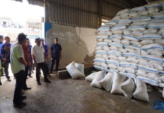 MenkopUKM Teten Masduki saat mengunjungi rumah produksi bersama garam di Kabupaten Pangkep, Makassar, Kamis (19/10)