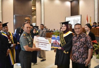 Danrem 081/DSJ Kolonel Inf H. Sugiyono saat memberikan penghargaan wisuda mahasiswa Universitas Merdeka Madiun, Kamis (19/10)