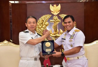 Kasal Laksamana TNI Muhammad Ali saat menerima cenderamata Delegasi Tentara China South Theater Command, Kamis (19/10)