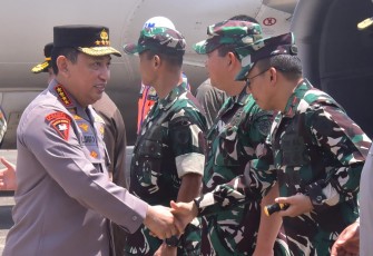 Danlantamal VI Makassar Laksamana Pertama TNI Ivan Gatot Prijanto saat menyambut kedatangan Kapolri Jenderal Listyo Sigit Prabowo di apron bandara Sultan Hasanuddin, Jum'at (20/10)