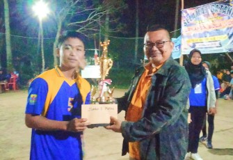 Anggota DPRD Bintan Suherianto Hadiri Penutupan Pertandingan Voli Antar RT 