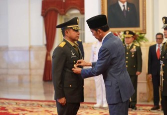 Presiden Joko Widodo saat melantik Kasad Jenderal TNI Agus Subiyanto di Istana Negara Jakarta, Rabu (25/10) 