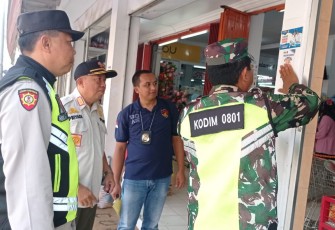 Razia pasar berantas peredaran rokok ilegal di wilayah binaan 