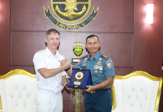 Danlantamal V Sambut Kunjungan Angkatan Laut Rusia 