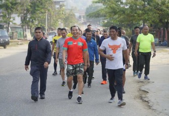Pangdam XIV Hasanuddin Mayjen TNI Dr Totok Imam Santoso (kaos merah) saat jalan santai bersama PJU Korem 143/HO, Selasa (31/10) 