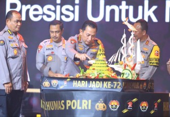 Kapolri Jenderal Listyo Sigit Prabowo saat memotong tumpeng HUT Humas Polri Ke-72 di Jakarta, Selasa (31/10)