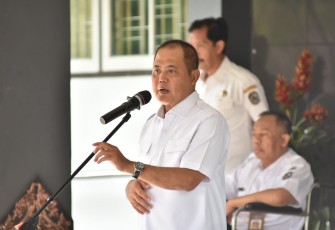 Bupati Karanganyar Juliyatmono pamit purna tugas kepada para ASN, saat acara apel pagi di halaman Kantor Setda Karanganyar, Rabu (1/11/2023)