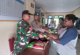 Babinsa Koramil 1710-01/Kokonao saat Turut Hadiri Acara Penyerahan Bantuan Pertanian