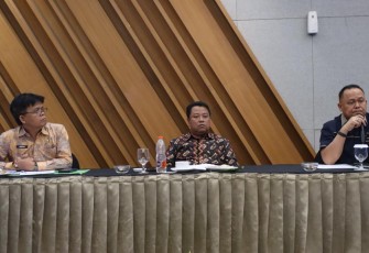 Komisi D DPRD Jawa Timur saat mengelar rapat koordinasi dengan Dinas Lingkungan Hidup dan PT Pratama Jatim Lestari (PJL) selaku pengelola, dan lima perusahaan besar di sekitar Mojokerto.