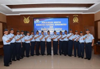 Foto bersama usai penyerahan jabatan Dirpers dan Sertijab Kapten Koharmatau, Senin (13/11) 
