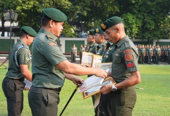 Pangkostrad Letjen TNI Maruli Simanjuntak saat memberikan penghargaan kepada prajuritnya yang berprestasi di Makostrad Gambir Jakarta (14/11)