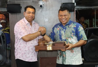 Danrem 121/Abw Brigjen TNI Luqman Arief saat menerima cenderamata 