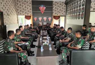 Kasmenarmed 2 Kostrad Letkol Arm Siswo Budiarto saat verifikasi jelang Sertijab di Yonarmed 1 Roket, Malang, Rabu (15/11)