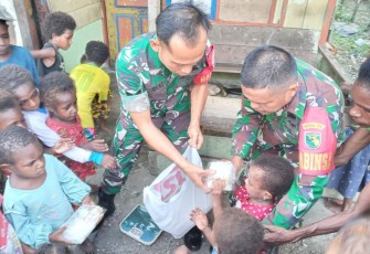Babinsa Koramil 1710-07/Mapurujaya Bagikan Makanan Tambahan