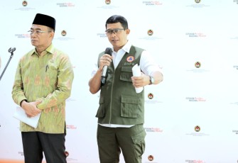 Kepala Badan Nasional Penanggulangan Bencana (BNPB) Letjen TNI Suharyanto, S.Sos., M.M., usai menghadiri Rapat Tingkat Menteri di Kantor Kemenko PMK, Jakarta pada Selasa (21/11).