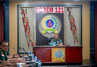 Kasilog Kasrem 121/Abw Kolonel Arh Yoyok Karyo saat memimpin rapat, Rabu (22/11)