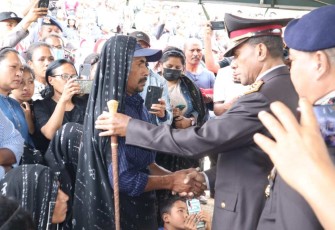 Kapolda NTT Irjen Pol Johni Asadoma bersama keluarga almarhum Bharatu Anumerta Bonifasius Jawa, Sabtu (25/11)