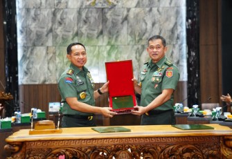 Panglima TNI Jenderal TNI Agus Subiyanto saat Serah Terimakan Risalah Kasad di Mabes AD, Jakarta, Kamis (30/11/2023).