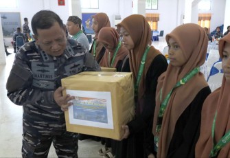 Aspotmar Danlantamal VI Kolonel Laut (P) Martinus Hary Wibowo saat memberikan baksos, Kamis (30/11)