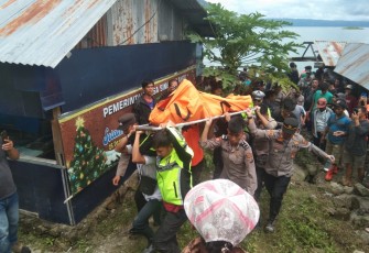 Evakuasi korban banjir bandang di Kabupaten Humbang Hasundutan, Sumatera Utara, Sabtu (2/12)
