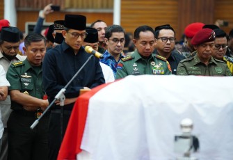 Panglima TNI saat shalat jenazah Almarhum Letnan Jenderal TNI (Purn) Dr. (H.C.) Doni Monardo, S.I.P.