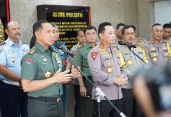 Panglima TNI Jenderal TNI Agus Subiyanto dan Kapolri Jenderal Pol Listyo Sigit Prabowo didampingi para pejabat utama Mabes Polri saat jumpa pers di Markas Besar (Mabes) Kepolisian Republik Indonesia  di Jalan Trunojoyo Kebayoran Baru Jakarta Selatan pada, Selasa (5/12/2023).