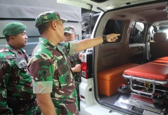 Kepala Staf Resimen Armed 2/PY/2 Kostrad Letkol Arm Siswo Budiarto saat pengecekan kesiapan kendaraan operasional kesehatan dalam penanggulangan bencana alam, Kamis (7/12)