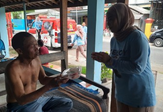 Ketua TKD Prabowo-Gibran Kabupaten Blitar Ratna Dewi Bagikan Makanan dan Susu Gratis ke Warga Rentan Stunting